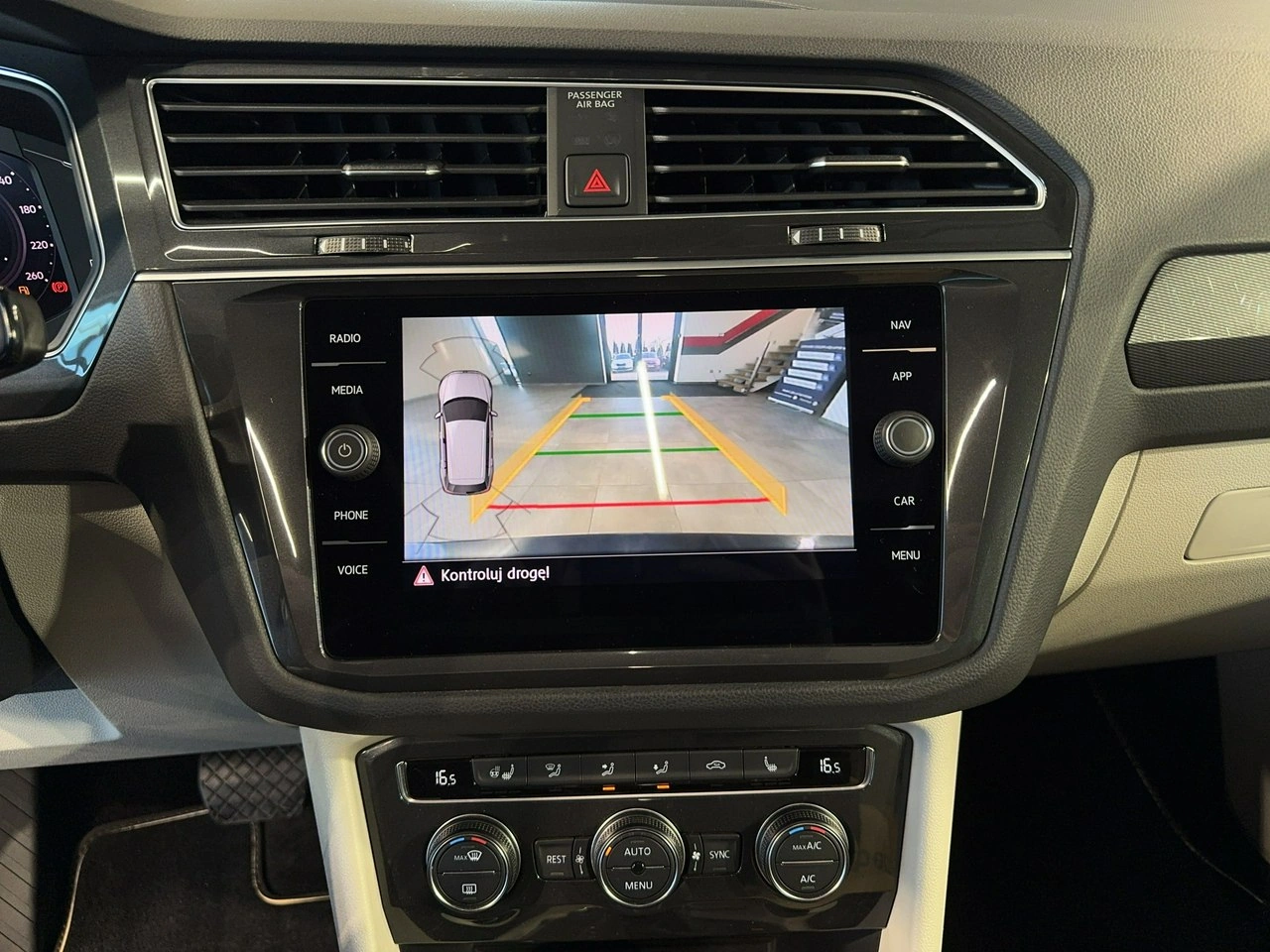 Volkswagen Tiguan - Zdjęcie 25