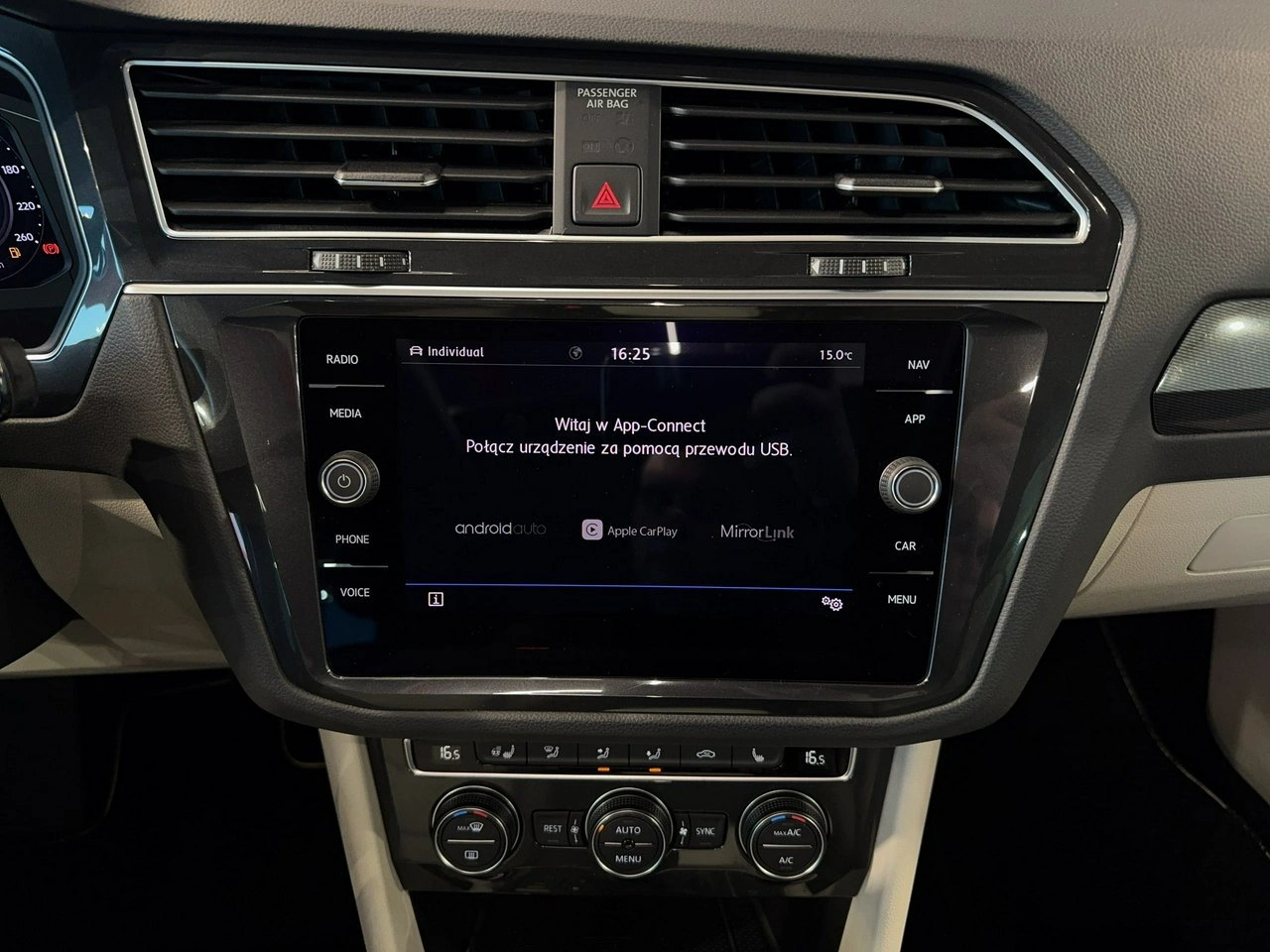 Volkswagen Tiguan - Zdjęcie 31