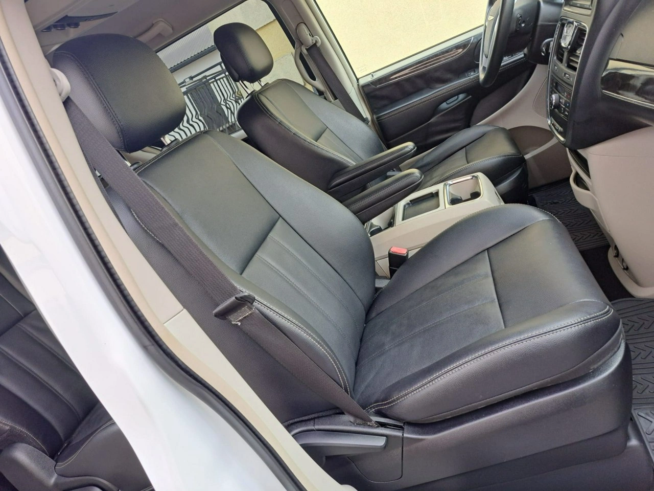 Chrysler Town & Country - Zdjęcie 10