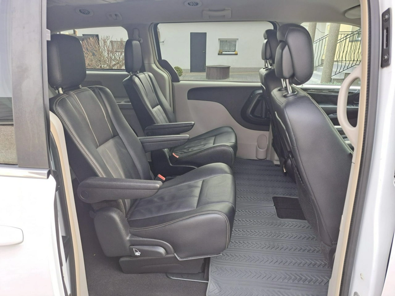 Chrysler Town & Country - Zdjęcie 11