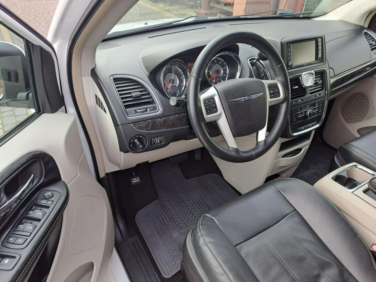 Chrysler Town & Country - Zdjęcie 14