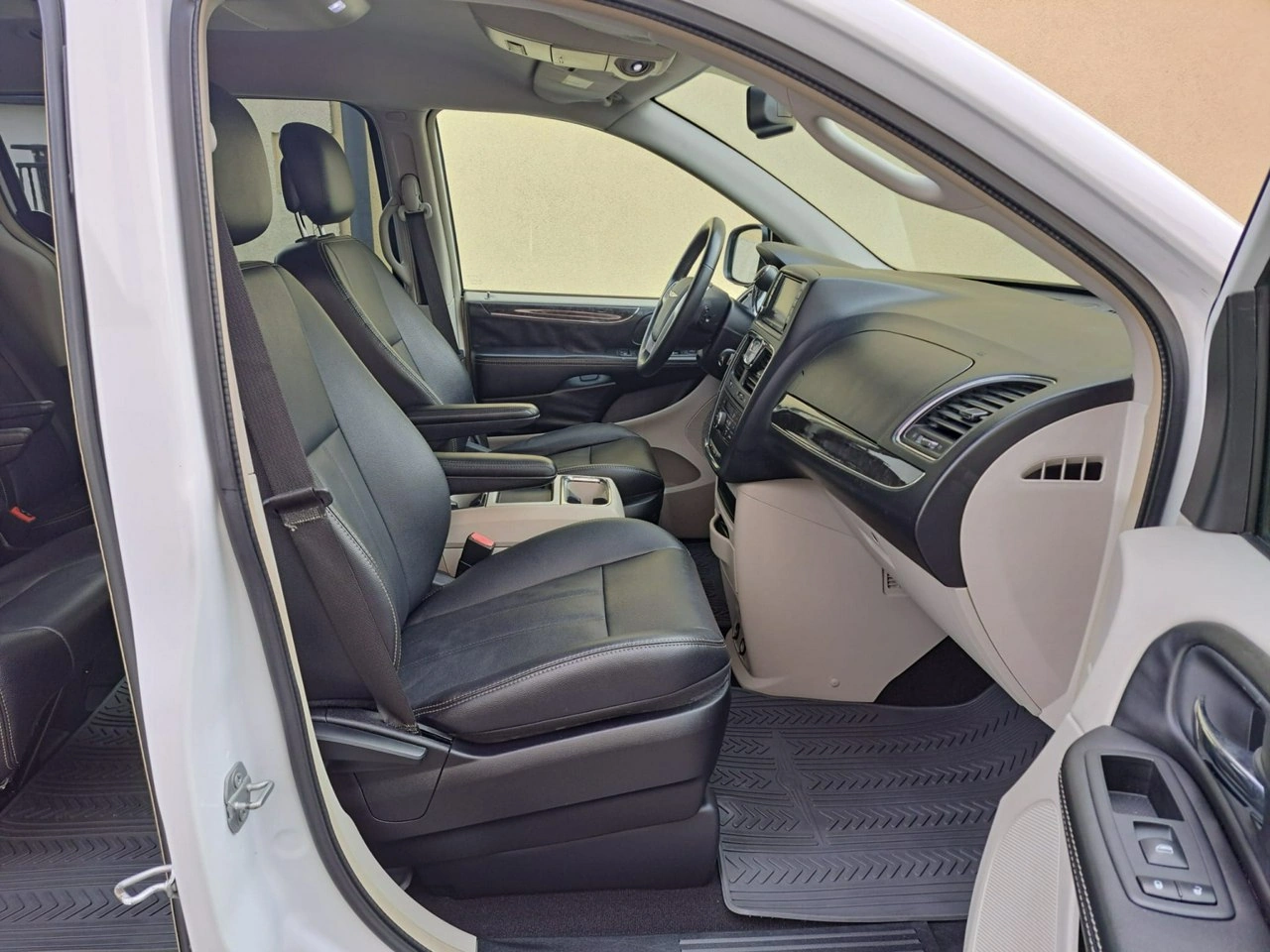 Chrysler Town & Country - Zdjęcie 22