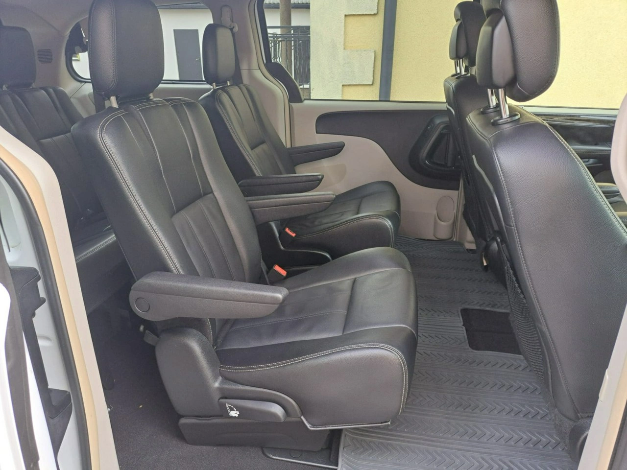 Chrysler Town & Country - Zdjęcie 23