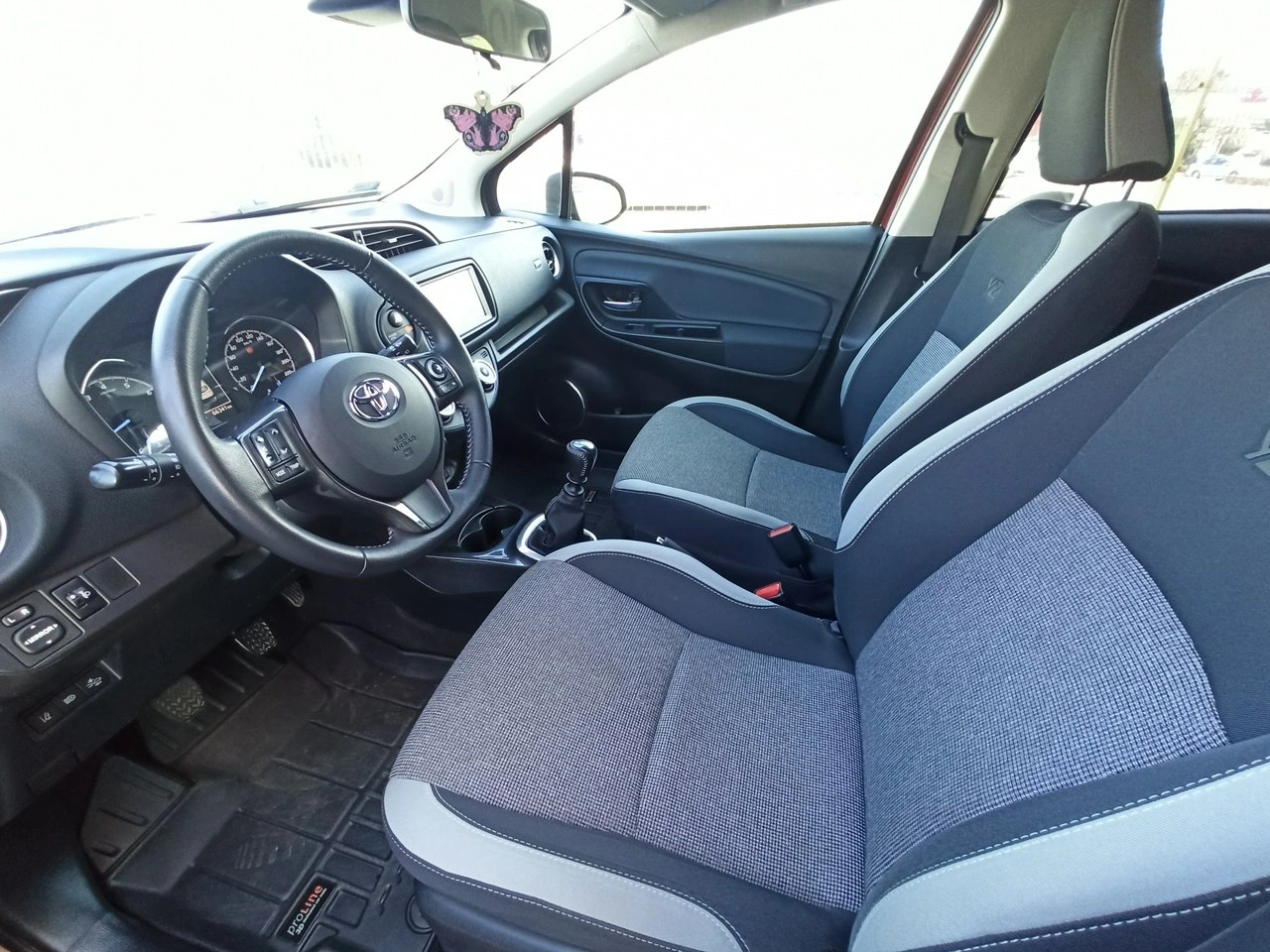 Toyota Yaris - Zdjęcie 8