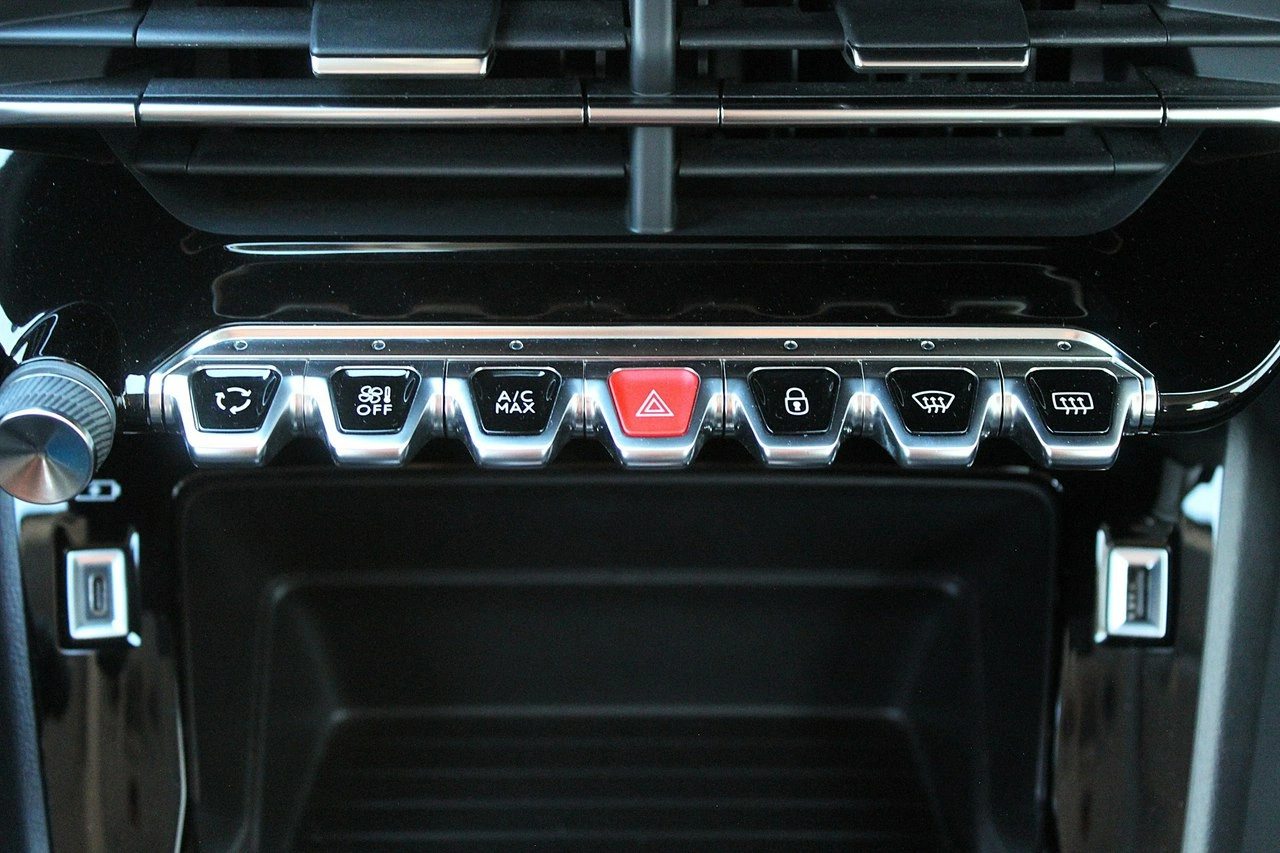 Peugeot 208 - Zdjęcie 15