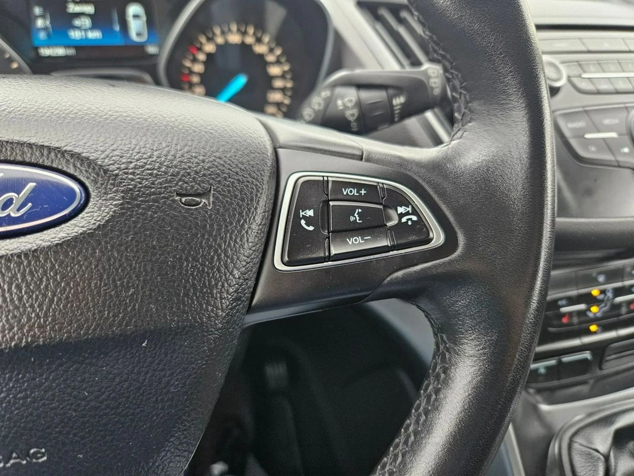 Ford Kuga - Zdjęcie 21