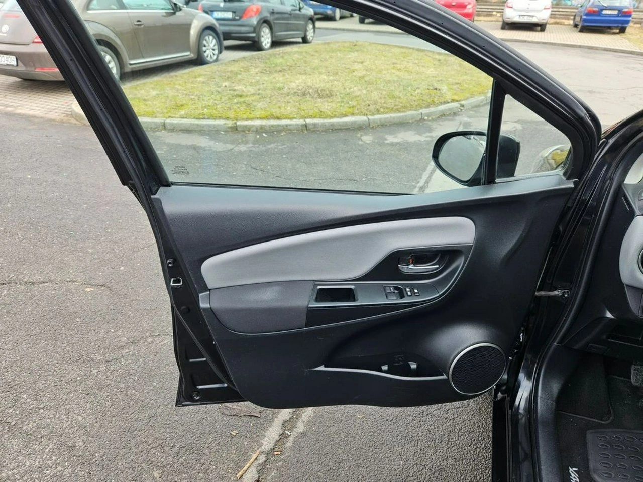 Toyota Yaris - Zdjęcie 11