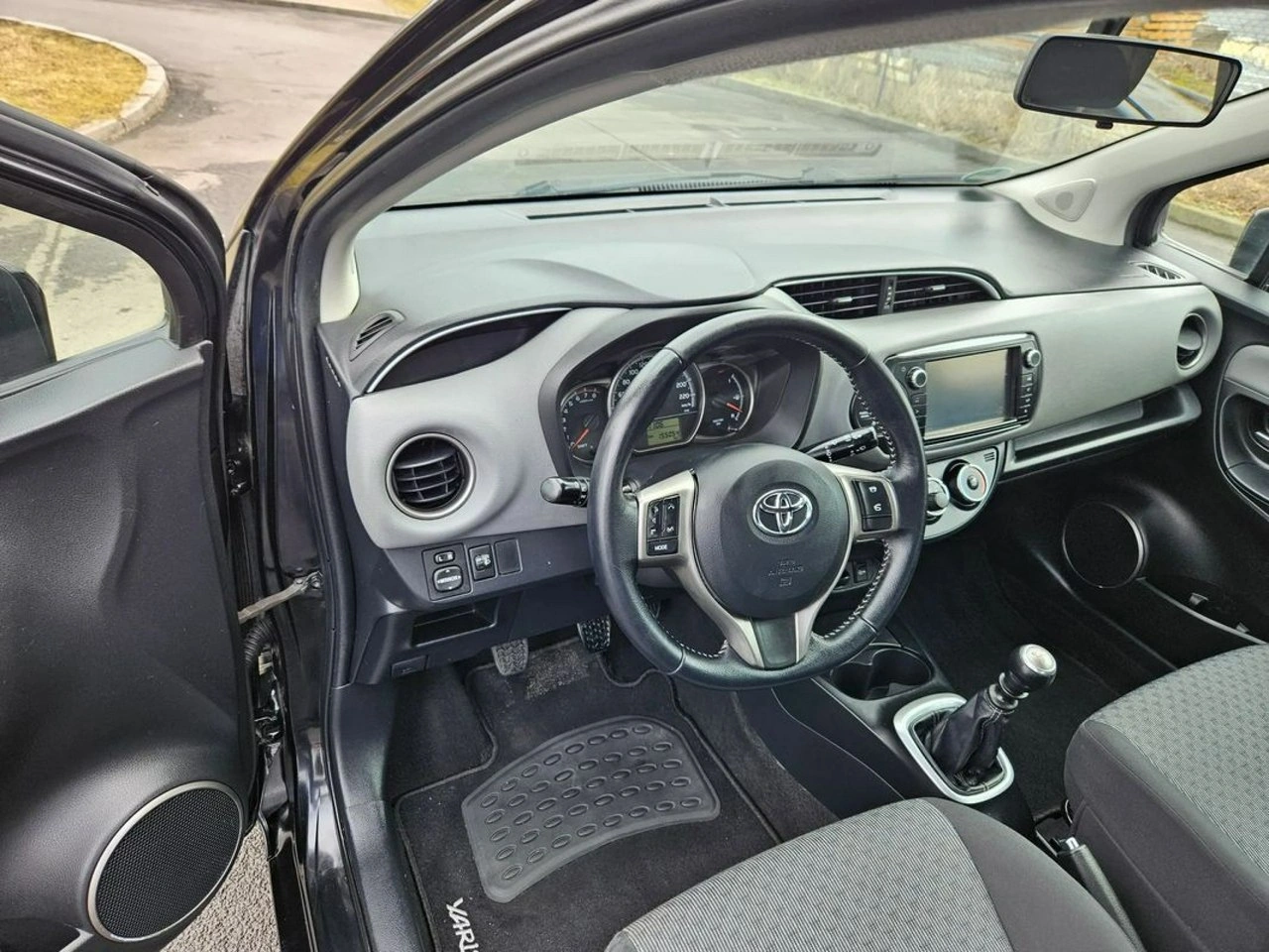 Toyota Yaris - Zdjęcie 12