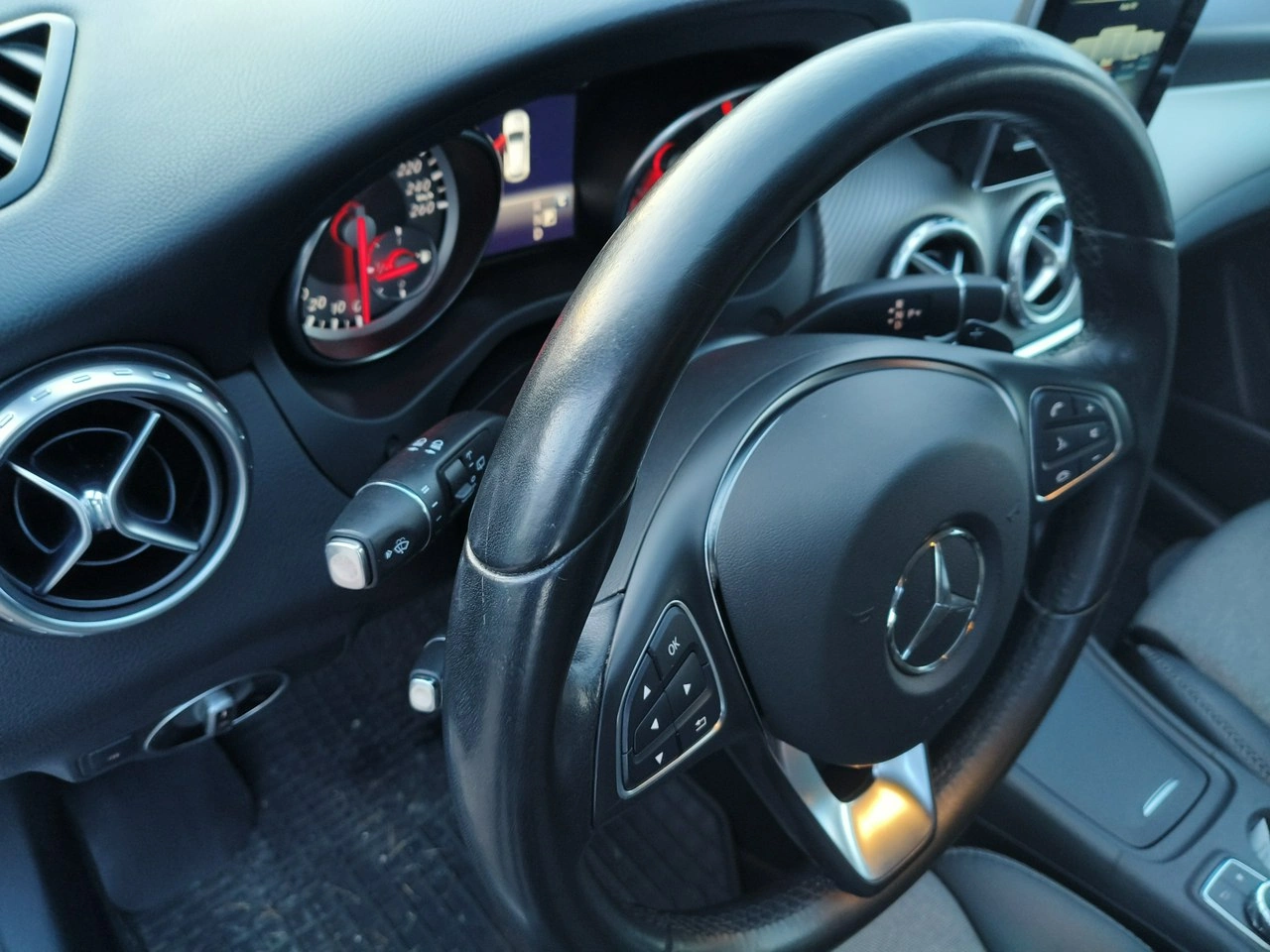 Mercedes GLA 180 - Zdjęcie 10