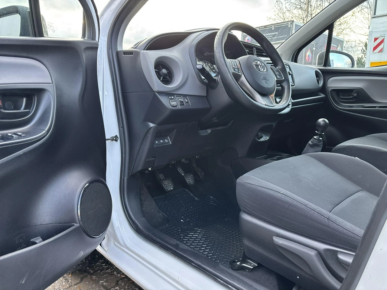 Toyota Yaris - Zdjęcie 9