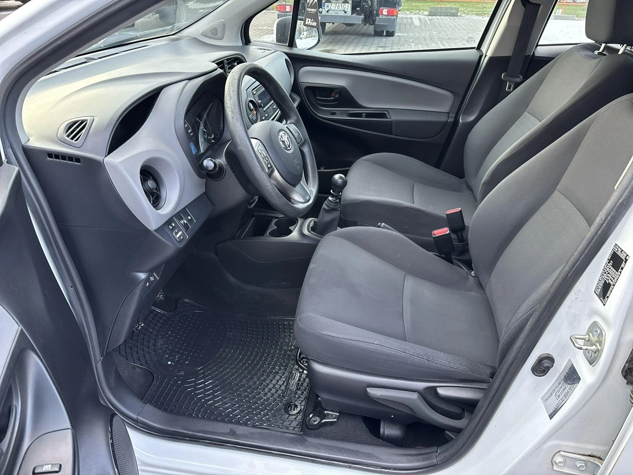 Toyota Yaris - Zdjęcie 10