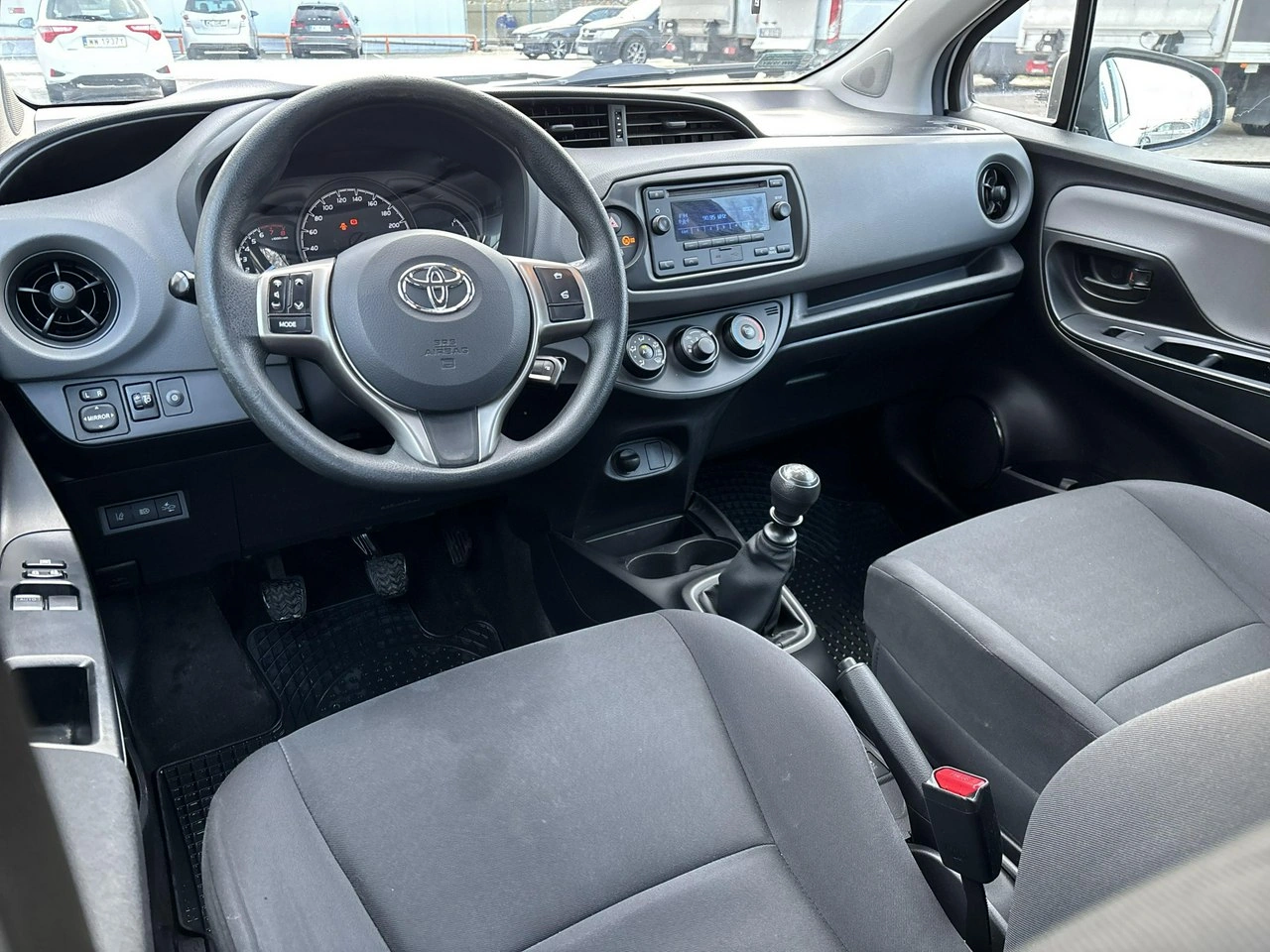 Toyota Yaris - Zdjęcie 12