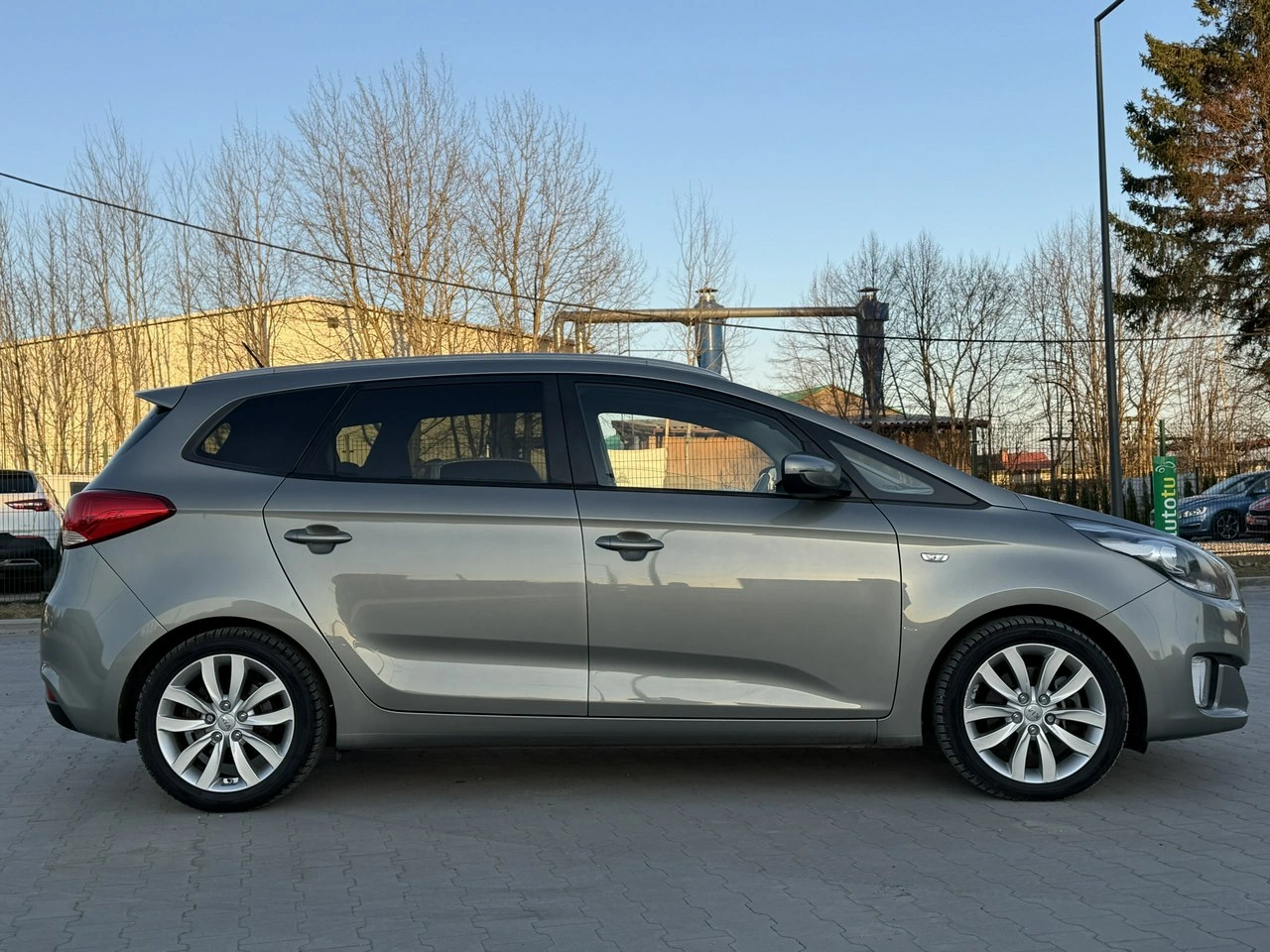 Kia Carens - Zdjęcie 11