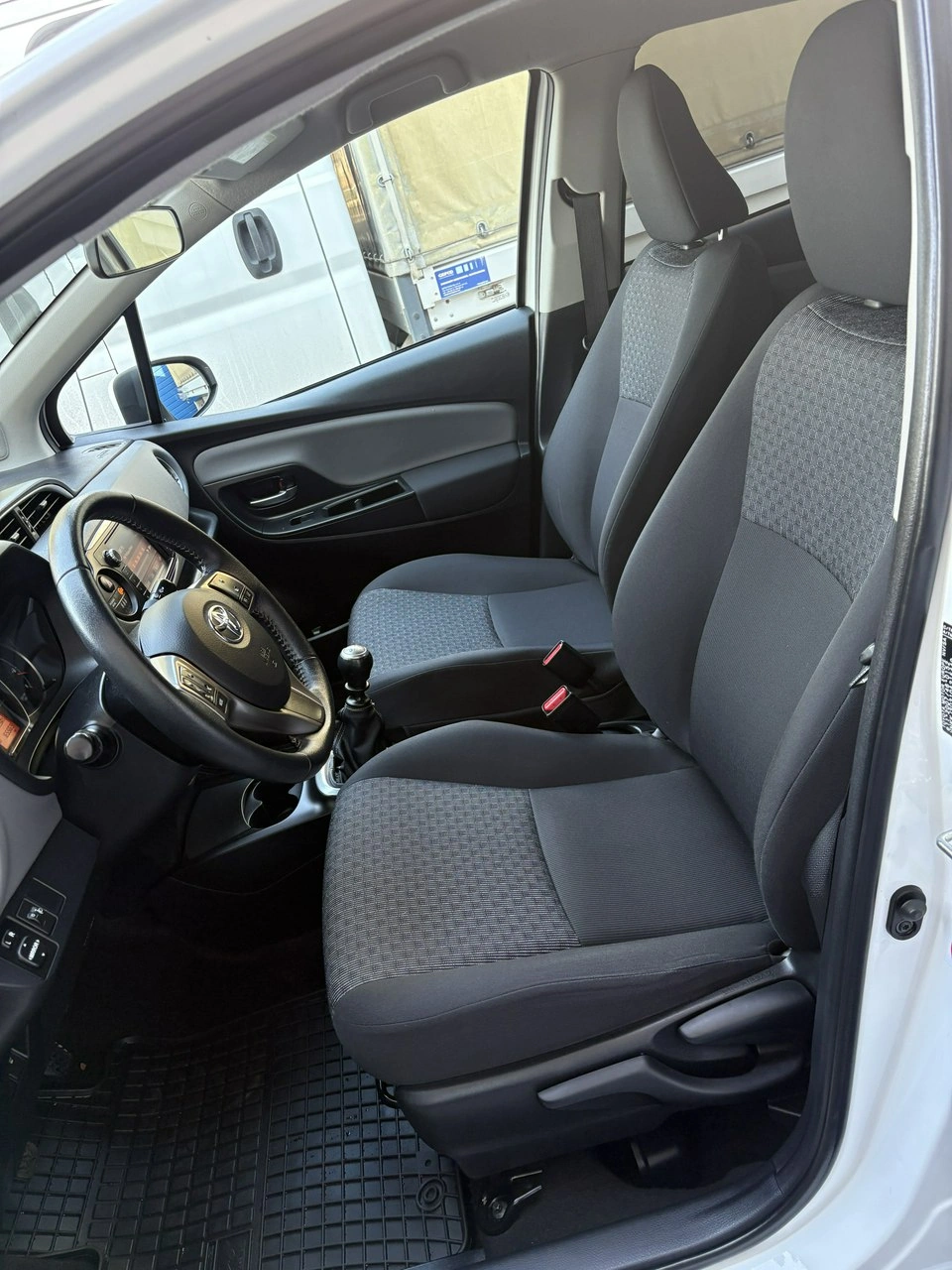 Toyota Yaris - Zdjęcie 16