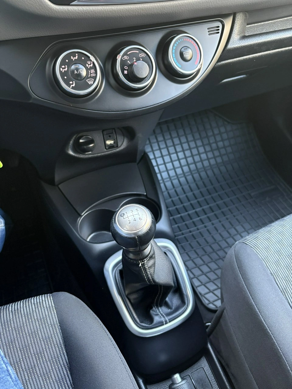 Toyota Yaris - Zdjęcie 24