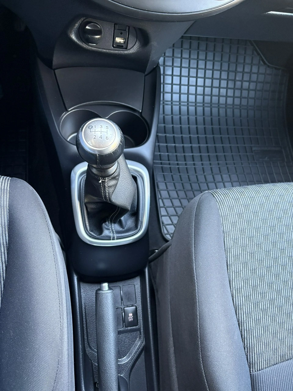 Toyota Yaris - Zdjęcie 25