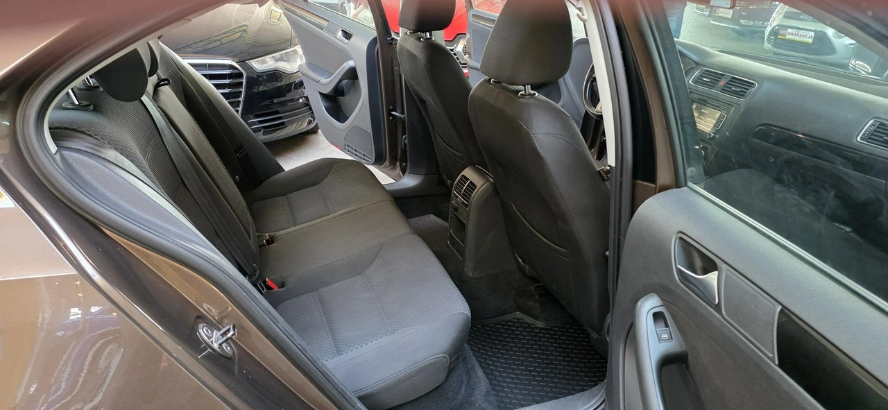 Volkswagen Jetta - Zdjęcie 13