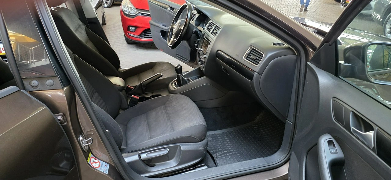 Volkswagen Jetta - Zdjęcie 14
