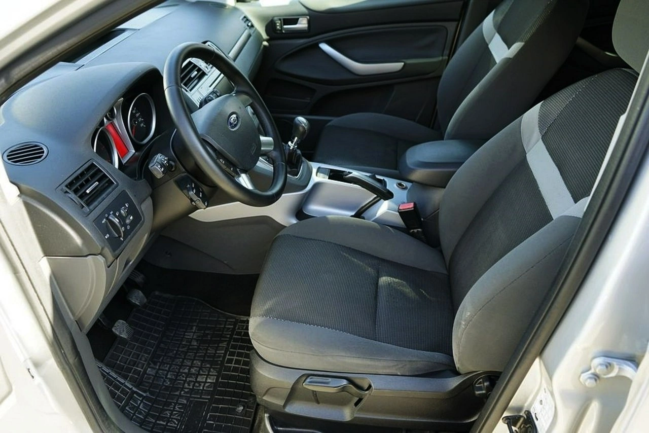 Ford Kuga - Zdjęcie 16