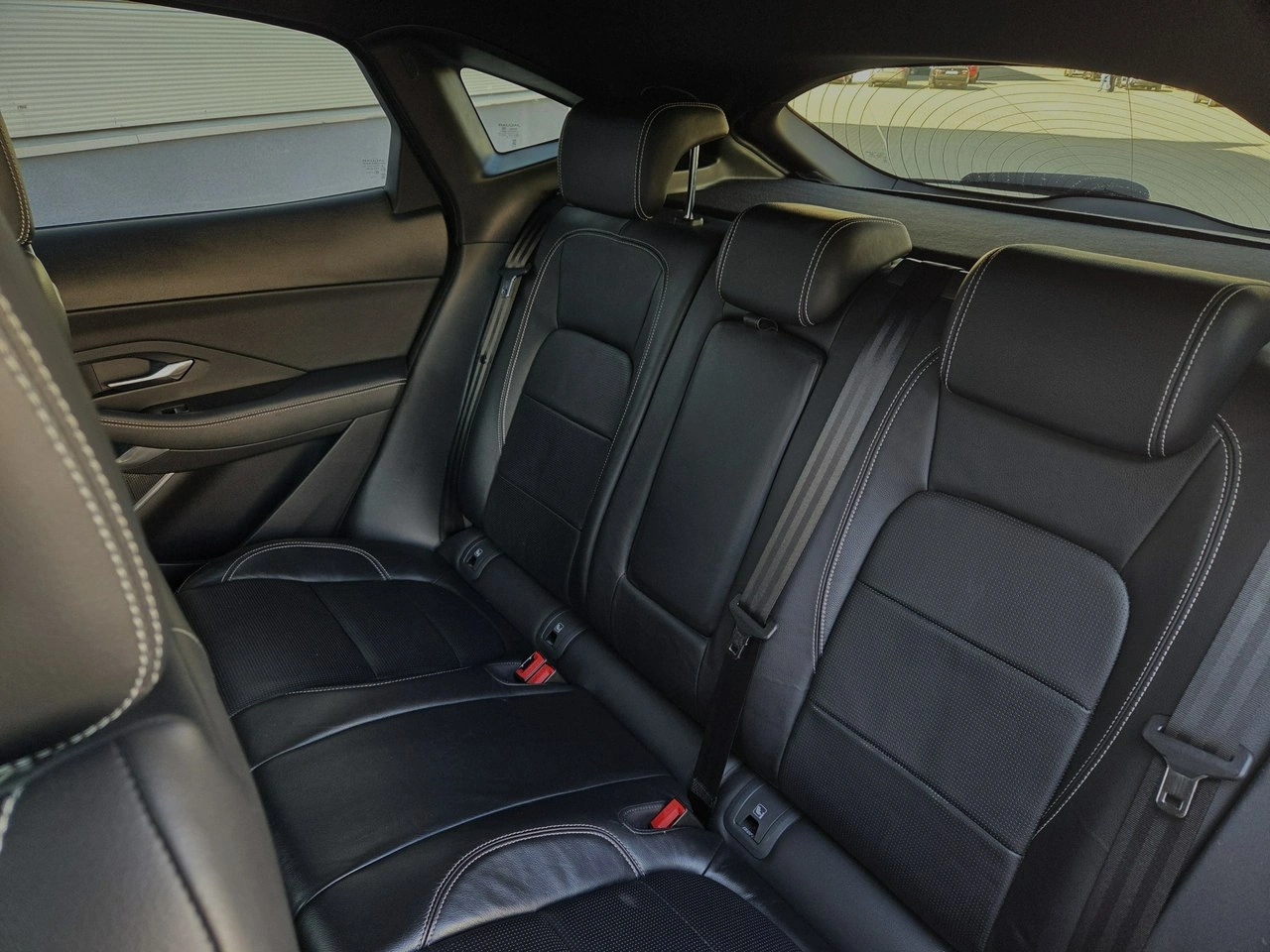 Jaguar E-Pace - Zdjęcie 23
