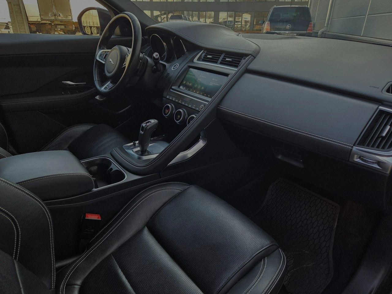 Jaguar E-Pace - Zdjęcie 31