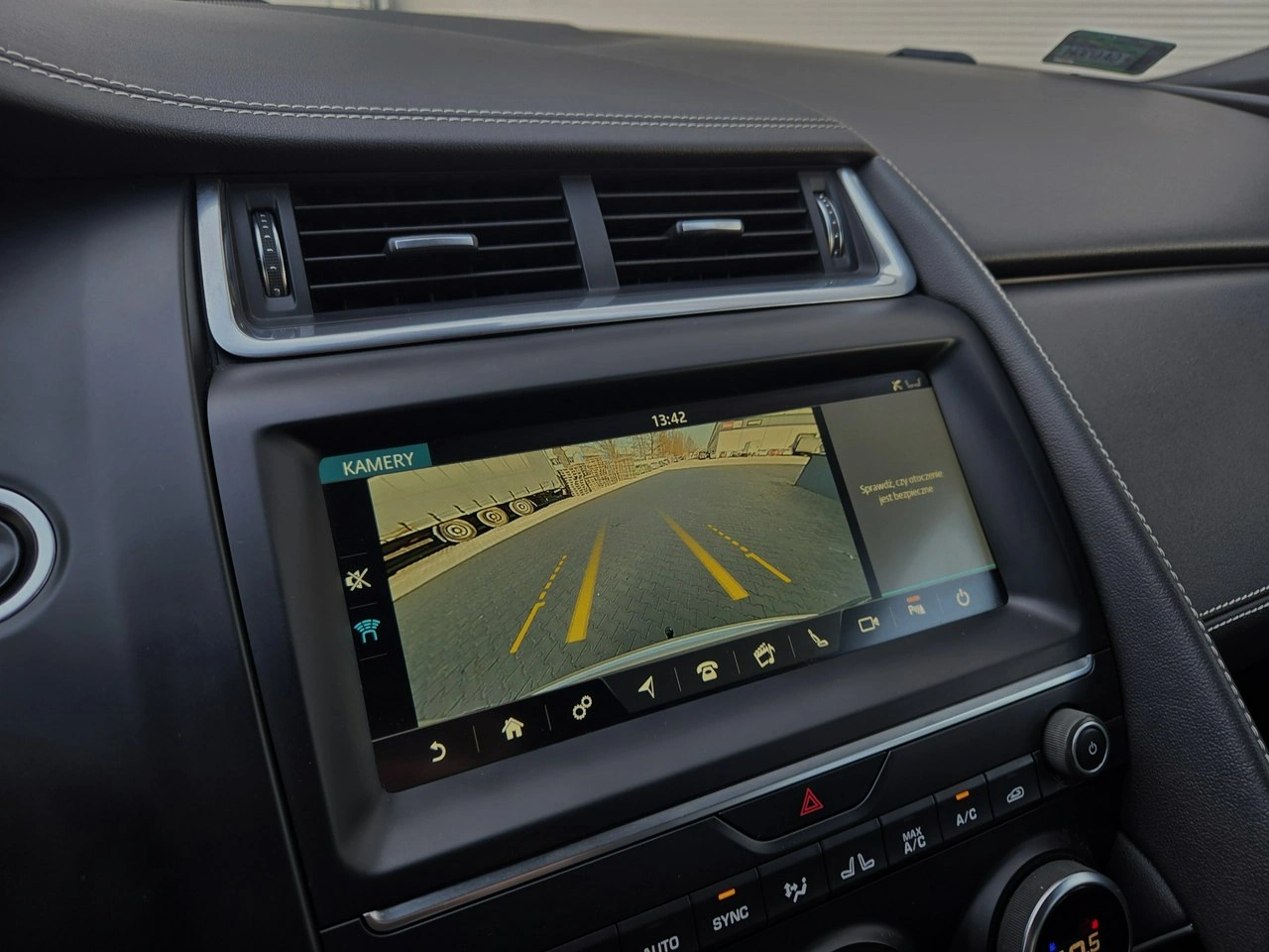 Jaguar E-Pace - Zdjęcie 38