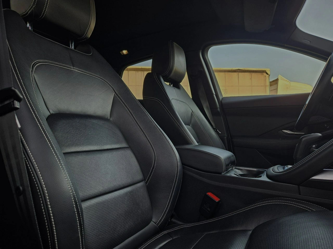 Jaguar E-Pace - Zdjęcie 39