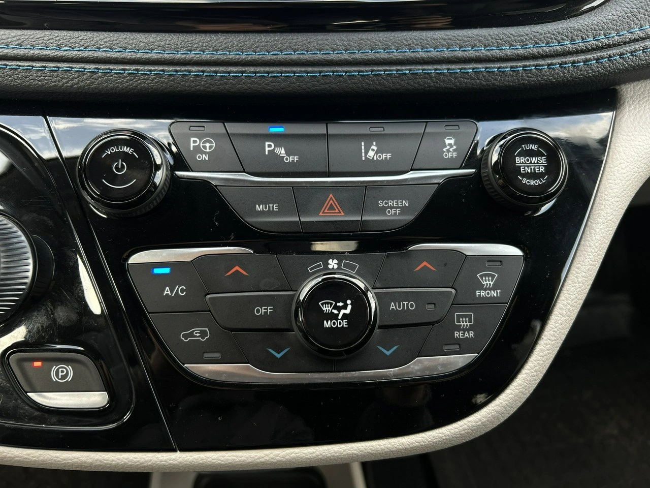 Chrysler Pacifica - Zdjęcie 25