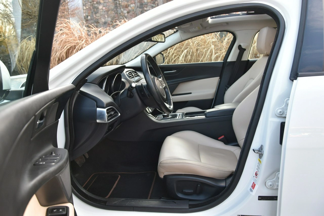 Jaguar XE - Zdjęcie 9