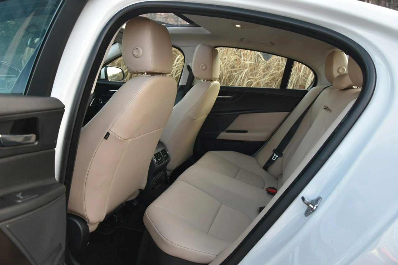 Jaguar XE - Zdjęcie 11