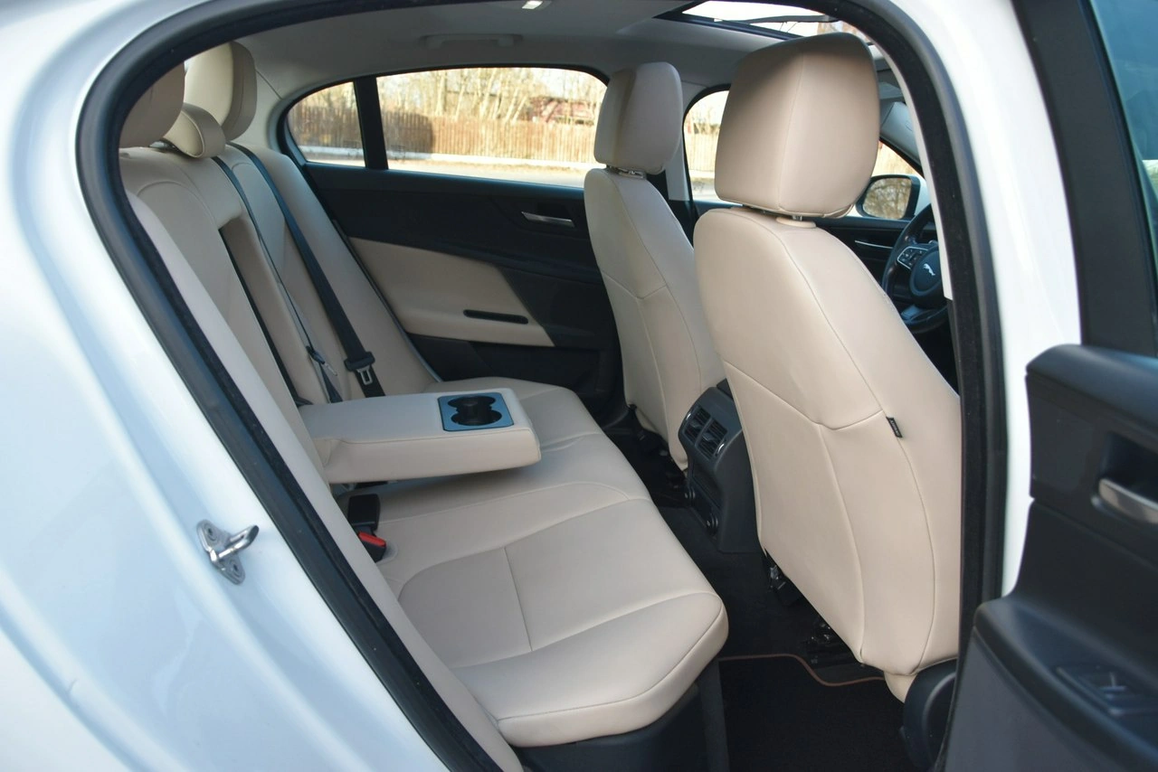 Jaguar XE - Zdjęcie 12