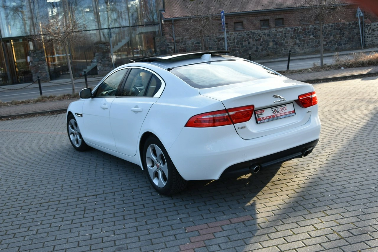Jaguar XE - Zdjęcie 16