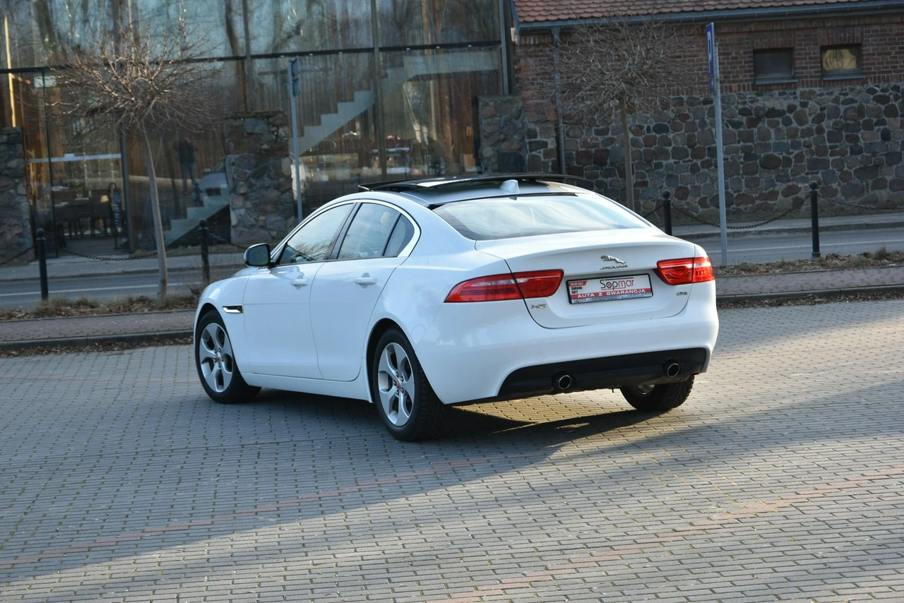 Jaguar XE - Zdjęcie 17