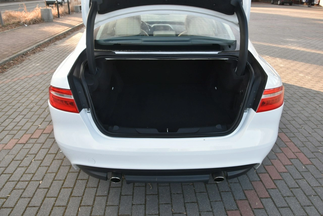 Jaguar XE - Zdjęcie 20