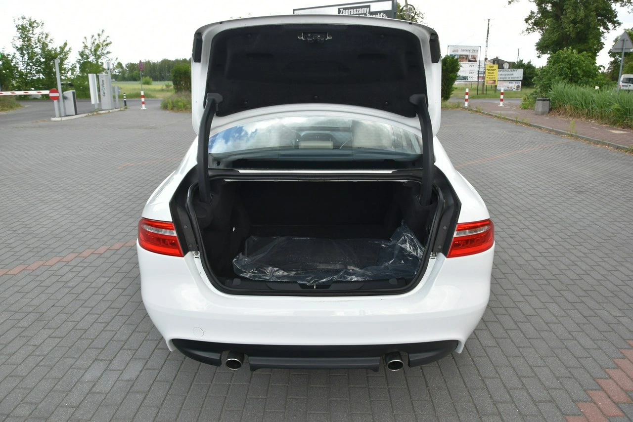 Jaguar XE - Zdjęcie 23