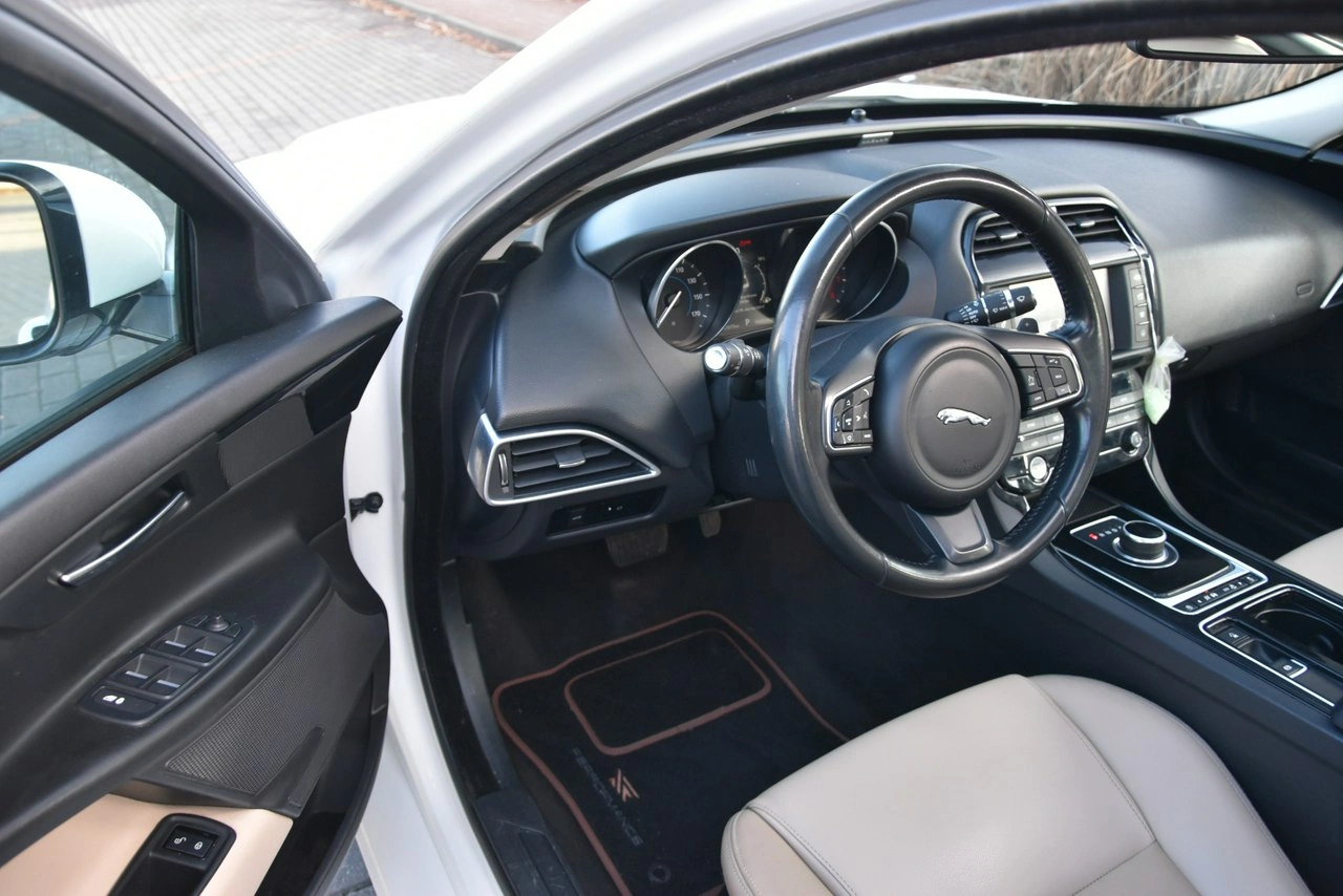 Jaguar XE - Zdjęcie 8