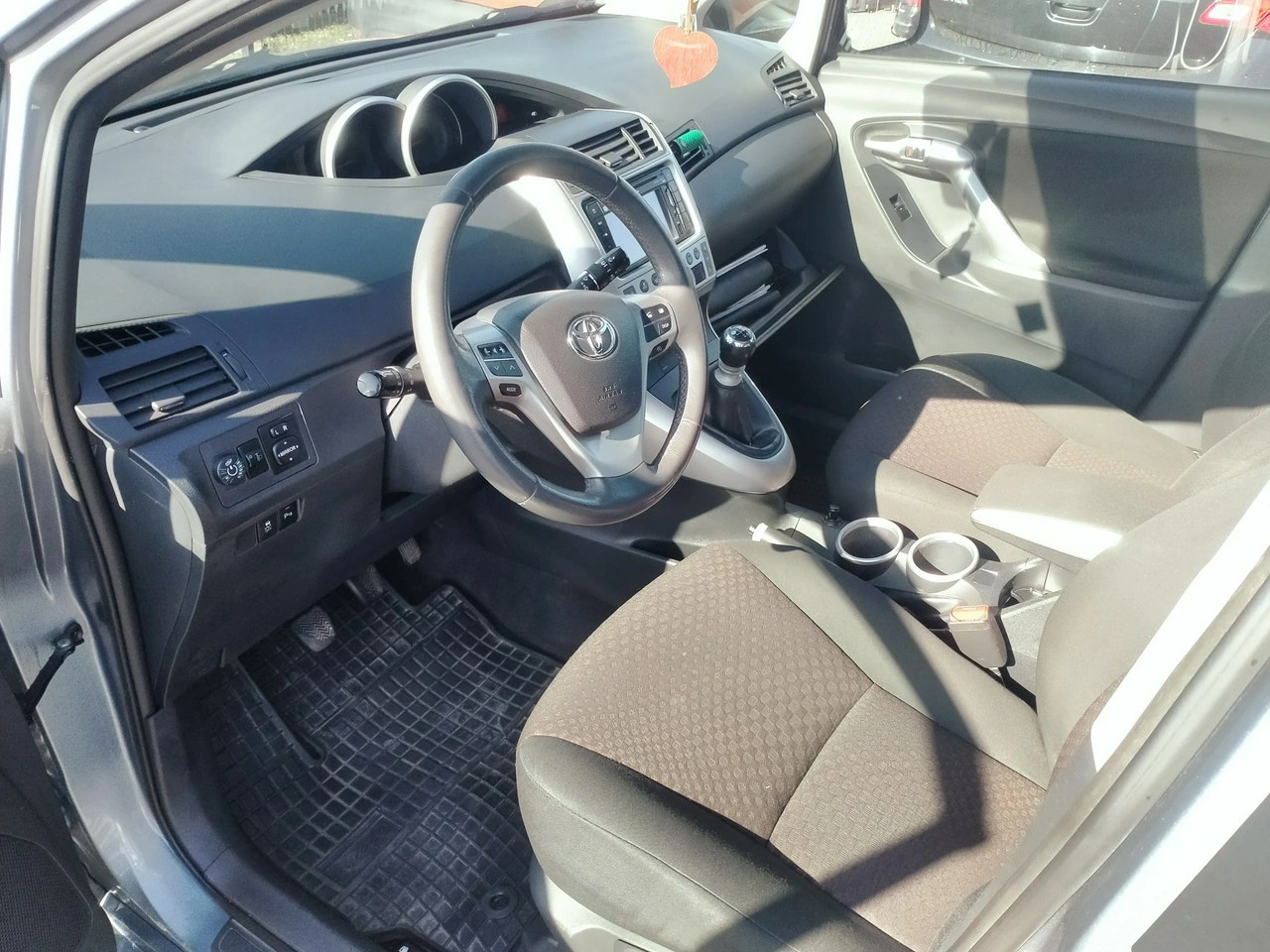 Toyota Verso - Zdjęcie 10