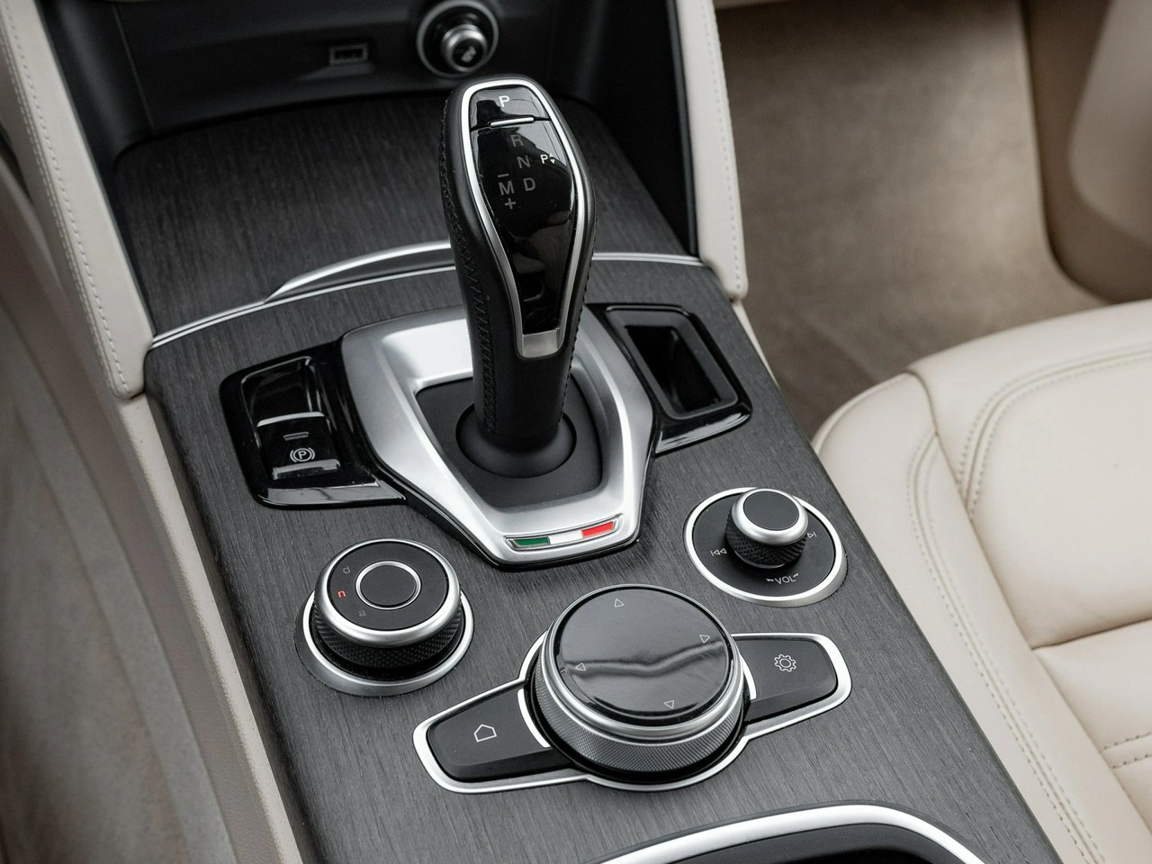 Alfa Romeo Stelvio - Zdjęcie 18