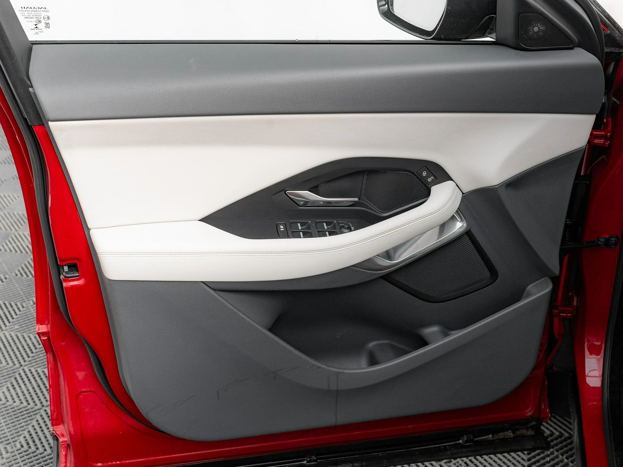 Jaguar E-Pace - Zdjęcie 11