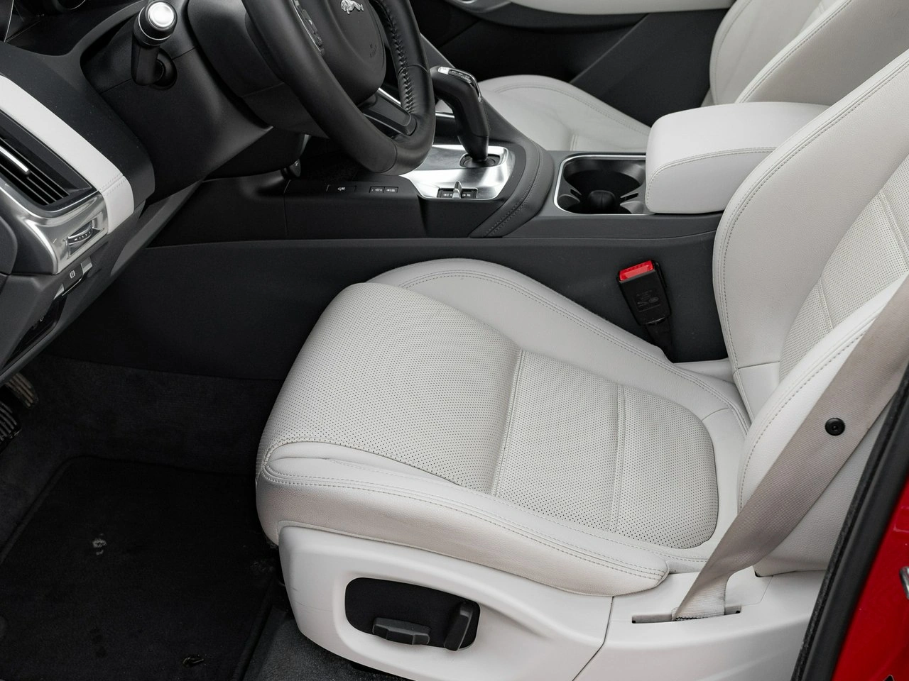 Jaguar E-Pace - Zdjęcie 12