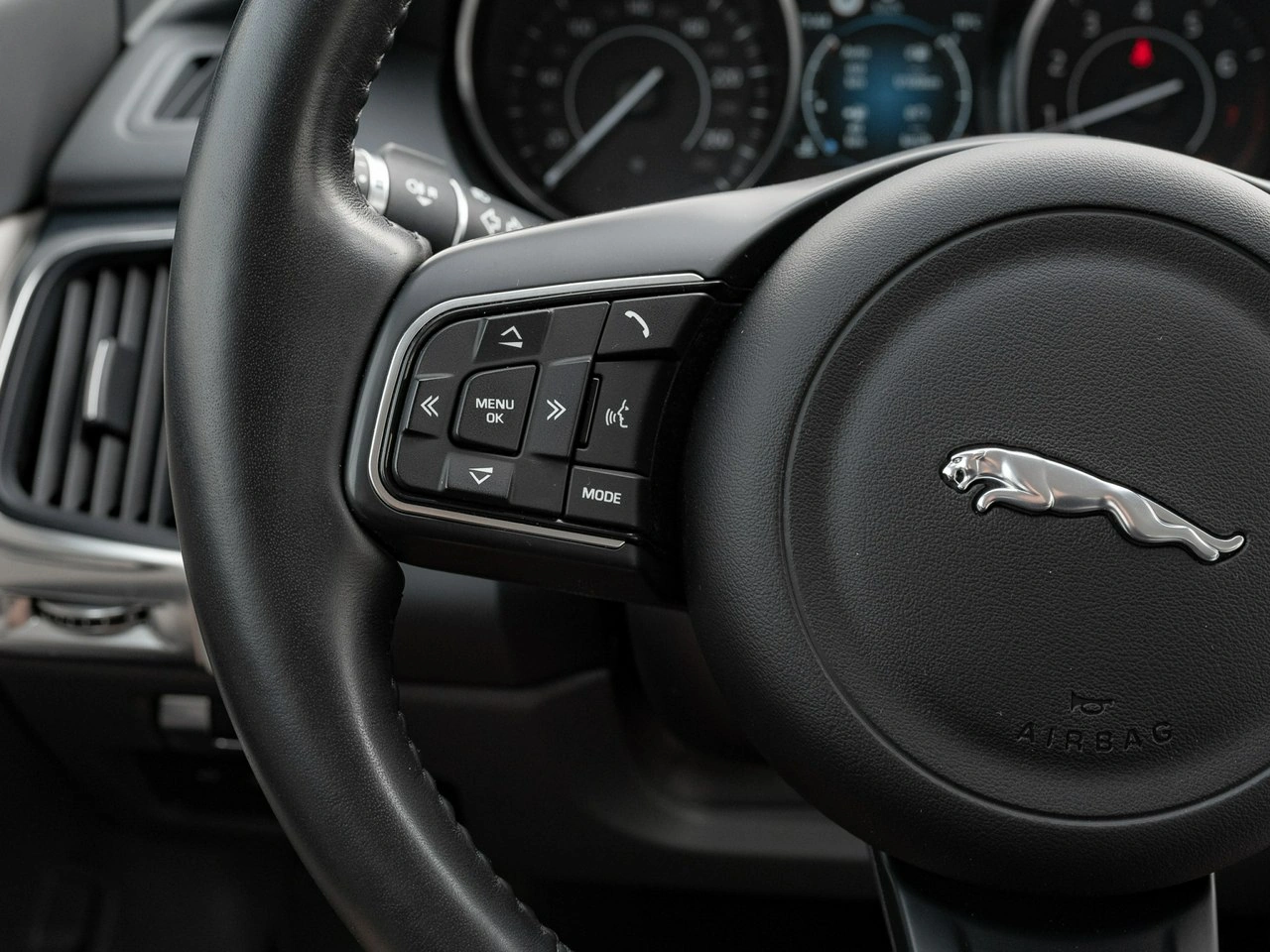 Jaguar E-Pace - Zdjęcie 14