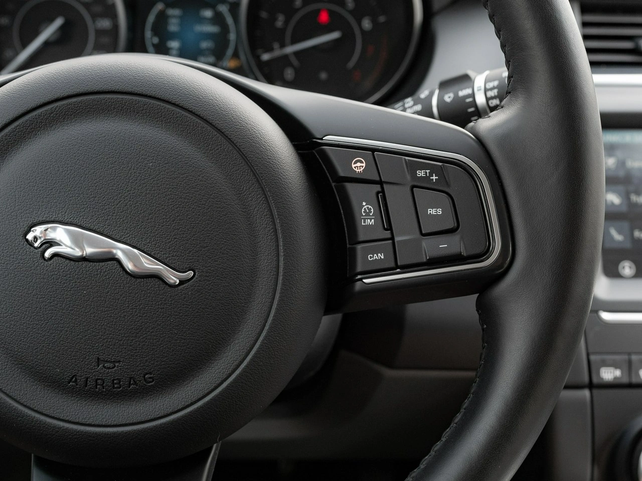 Jaguar E-Pace - Zdjęcie 15