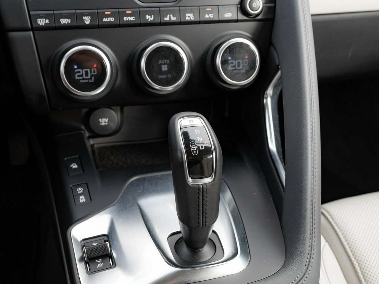 Jaguar E-Pace - Zdjęcie 16