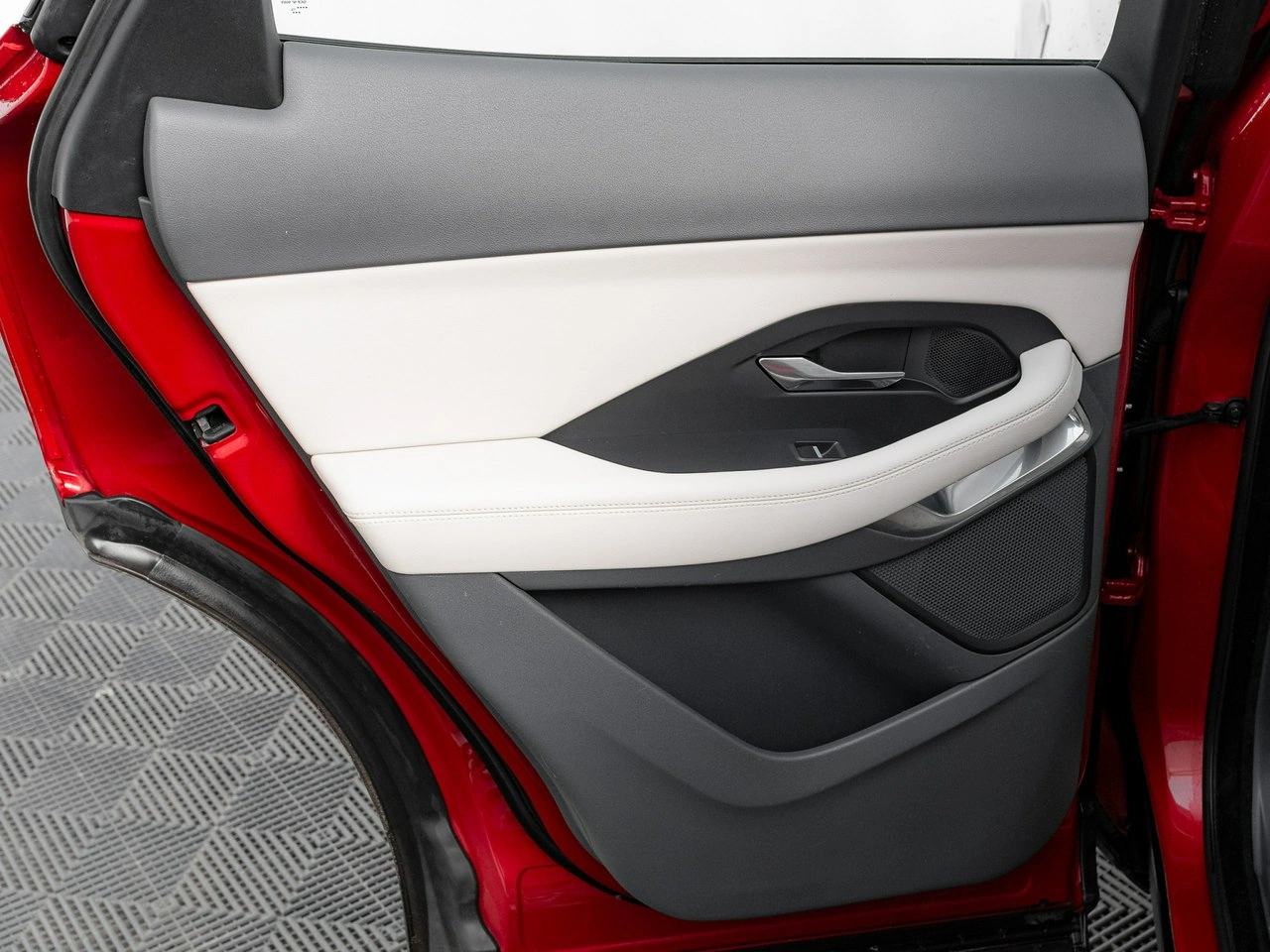 Jaguar E-Pace - Zdjęcie 20