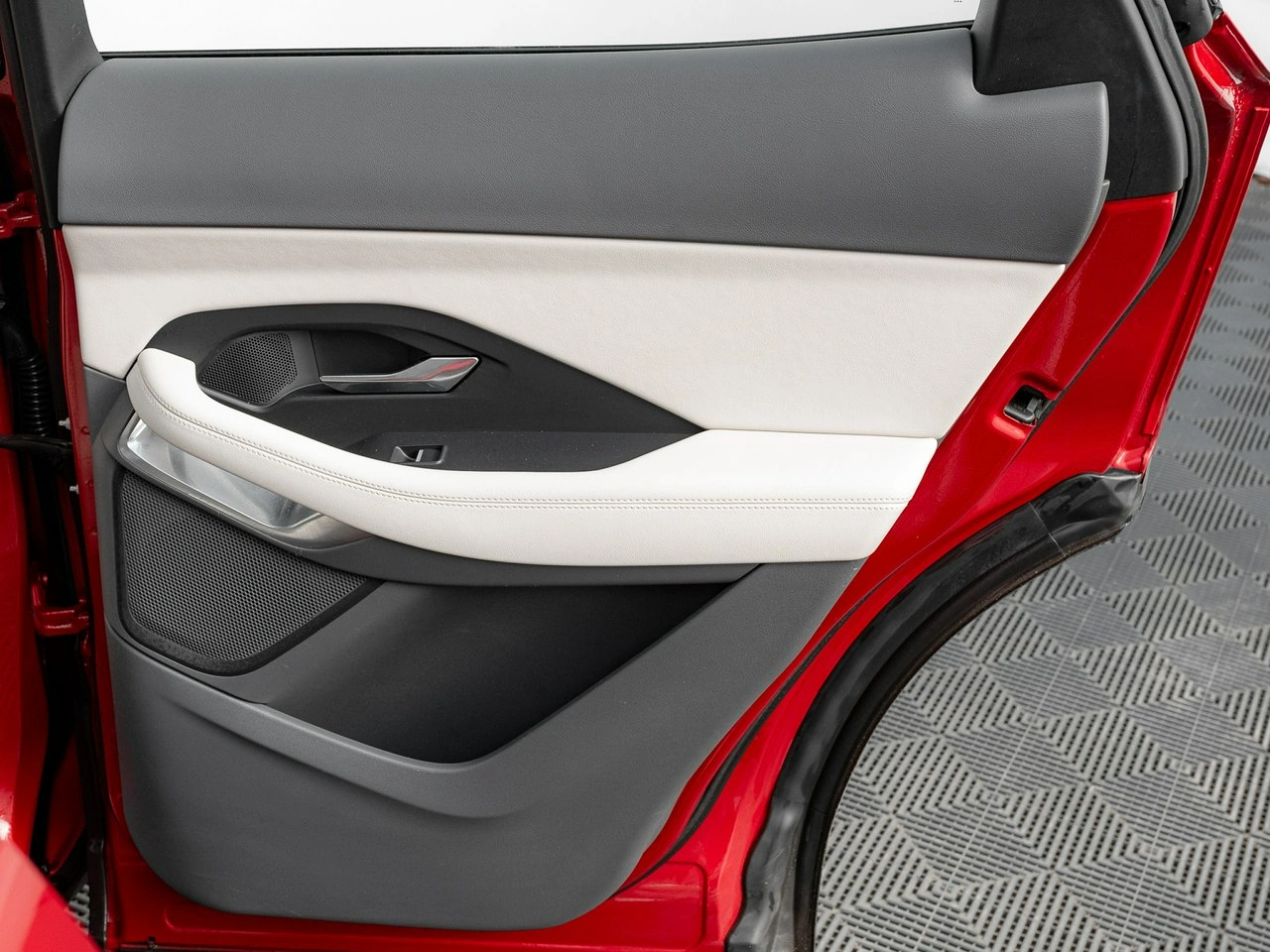 Jaguar E-Pace - Zdjęcie 26