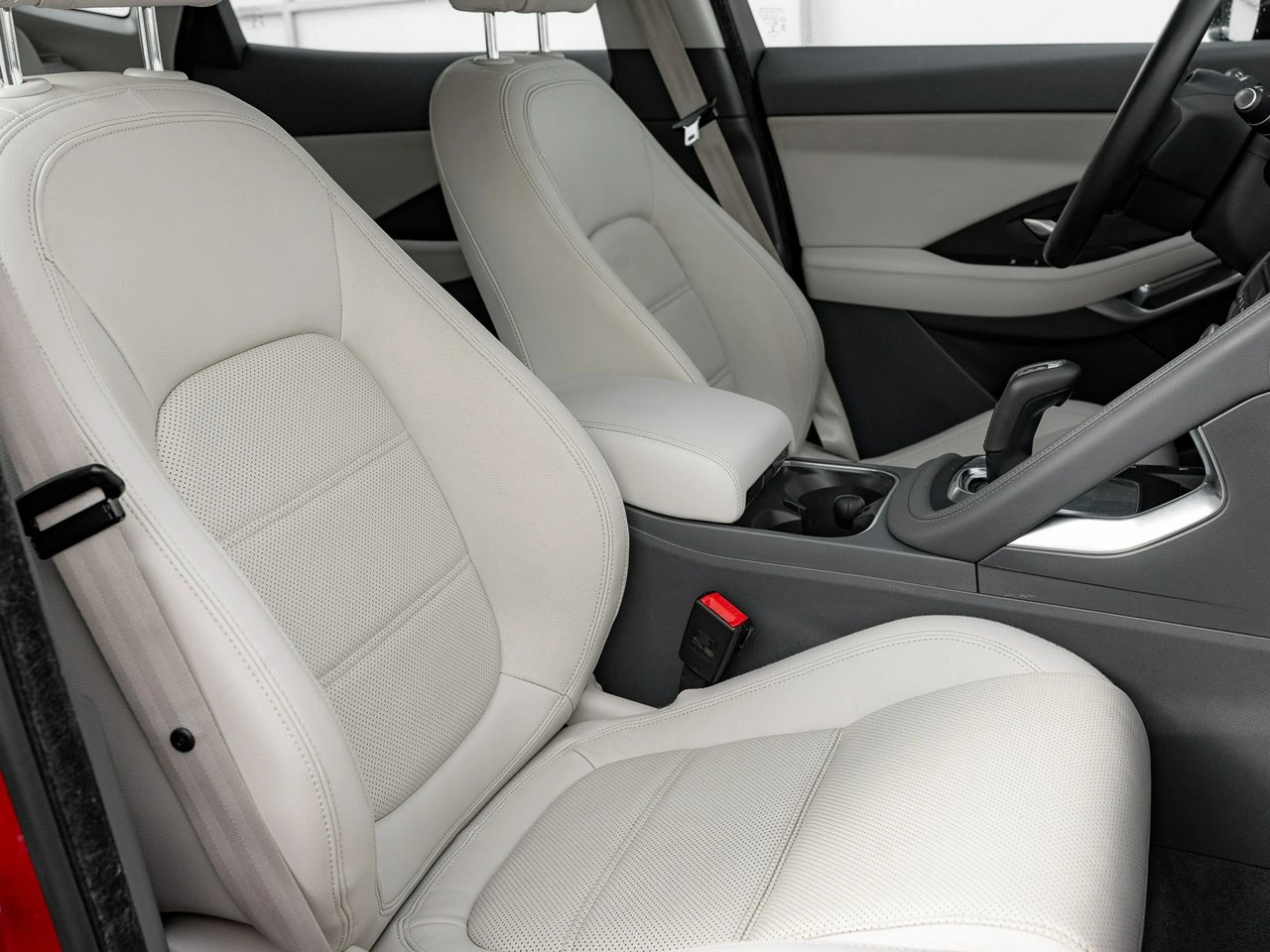 Jaguar E-Pace - Zdjęcie 30