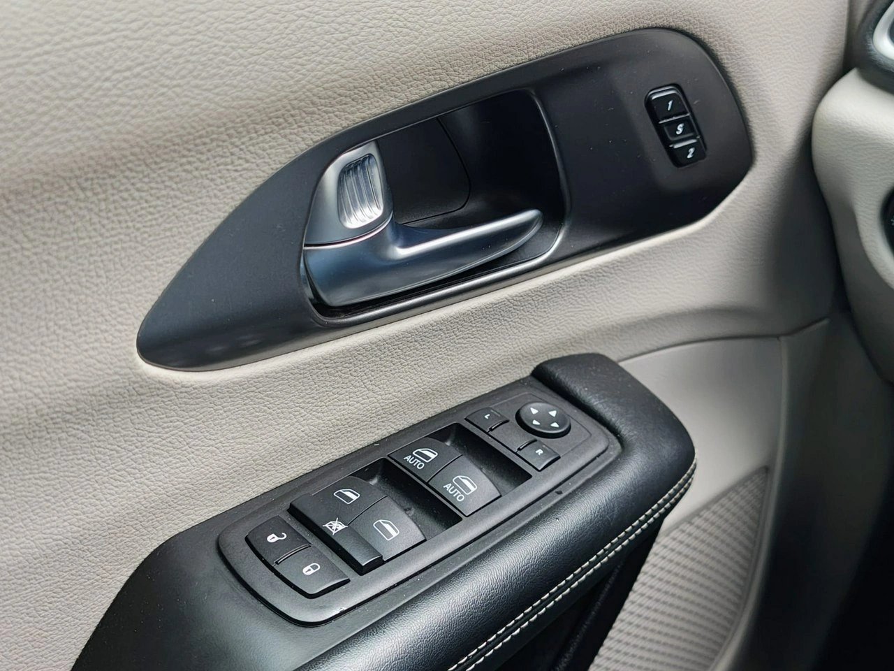 Chrysler Pacifica - Zdjęcie 10