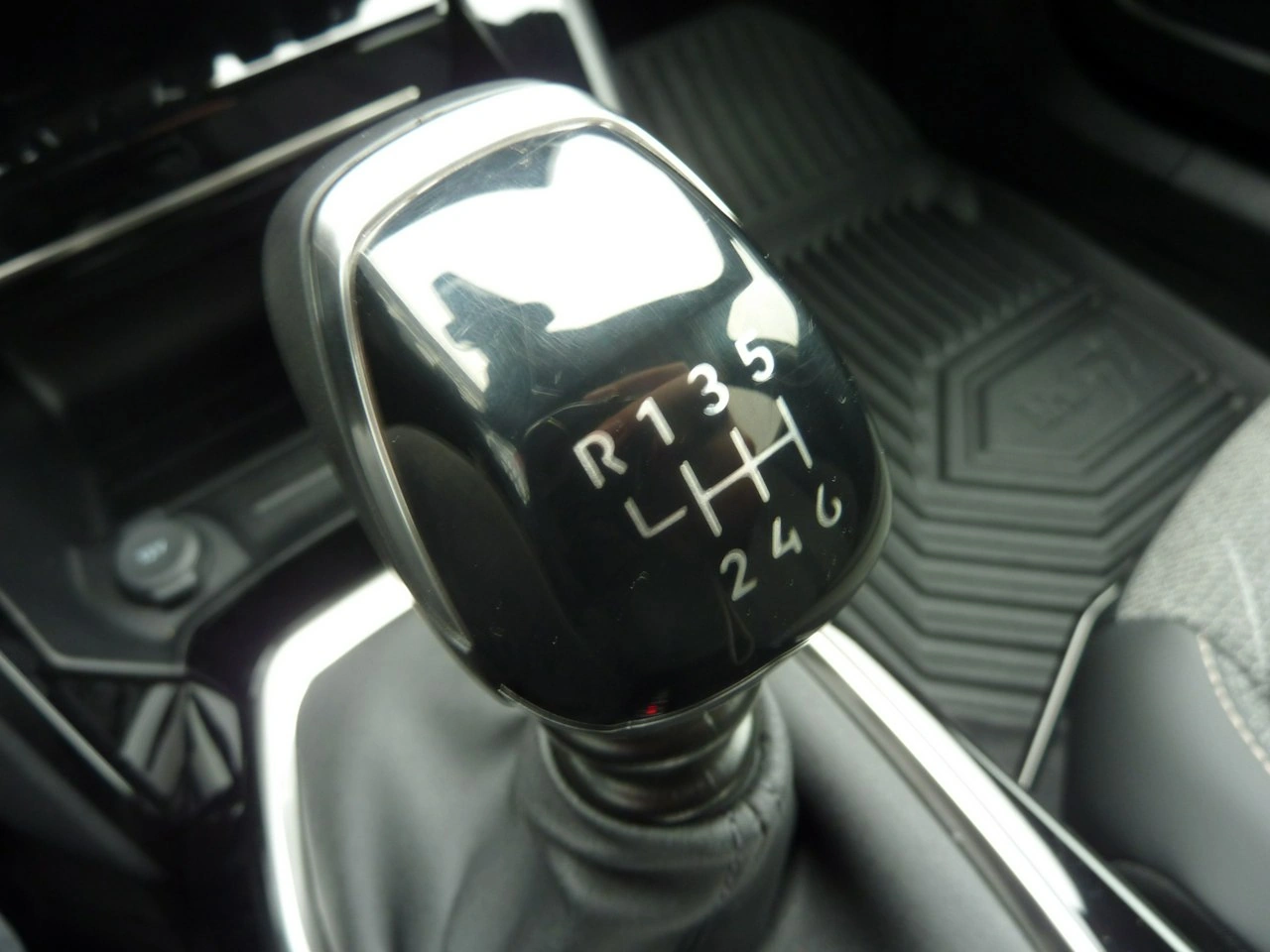 Peugeot 2008 - Zdjęcie 33