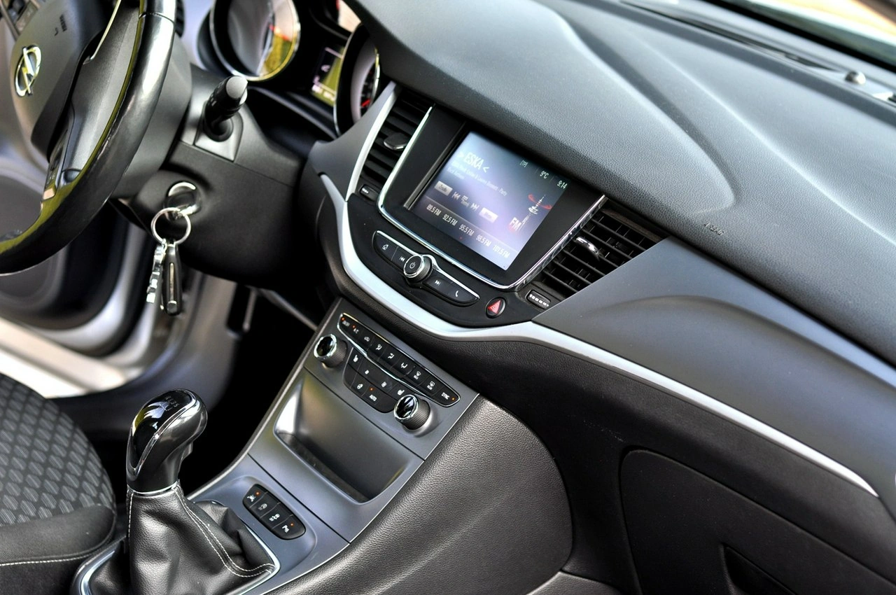 Opel Astra Sports Tourer - Zdjęcie 13