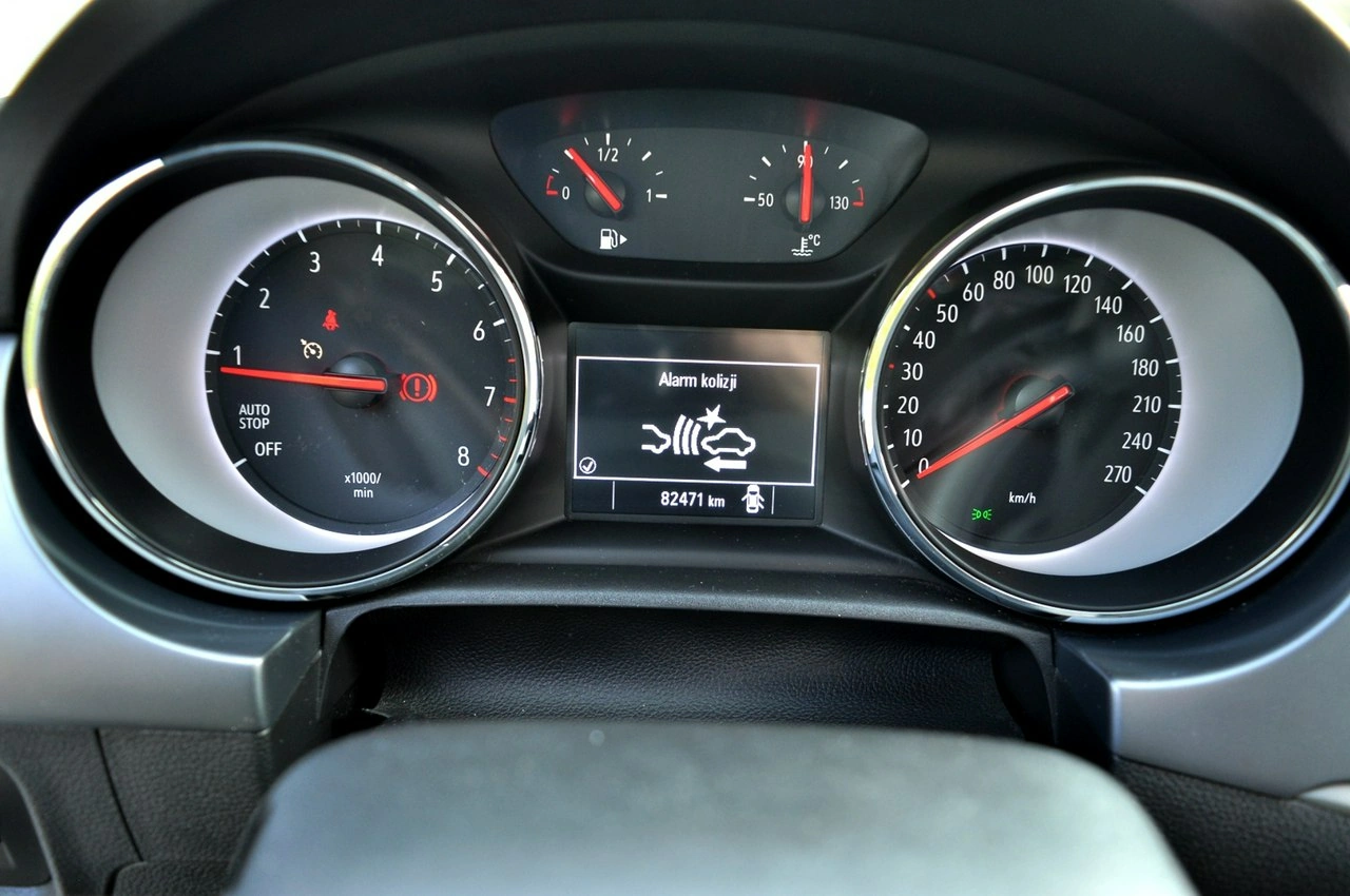 Opel Astra Sports Tourer - Zdjęcie 17